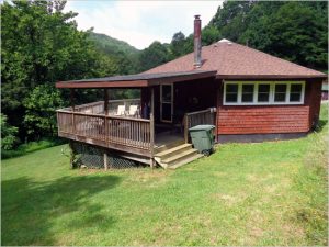 Bubbling Brook Round House deck view.